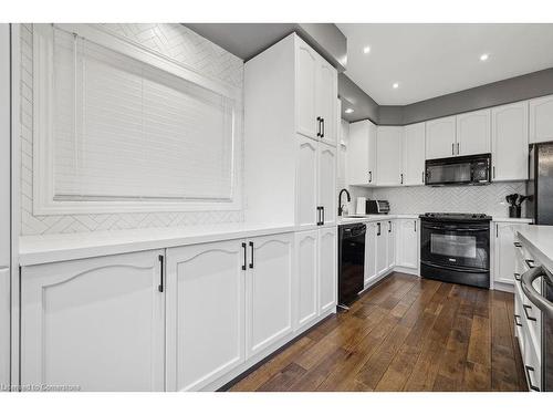 3047 Ferguson Drive, Burlington, ON - Indoor Photo Showing Kitchen With Upgraded Kitchen