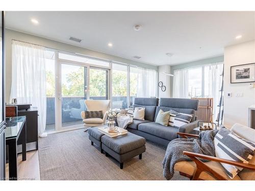 206-500 Brock Avenue, Burlington, ON - Indoor Photo Showing Living Room