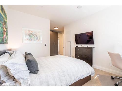 206-500 Brock Avenue, Burlington, ON - Indoor Photo Showing Bedroom