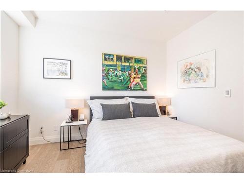 206-500 Brock Avenue, Burlington, ON - Indoor Photo Showing Bedroom