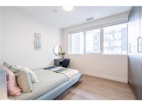 206-500 Brock Avenue, Burlington, ON - Indoor Photo Showing Bedroom