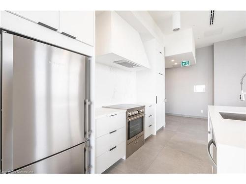 206-500 Brock Avenue, Burlington, ON - Indoor Photo Showing Kitchen With Upgraded Kitchen