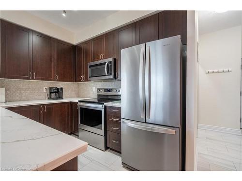 404-1940 Ironstone Drive, Burlington, ON - Indoor Photo Showing Kitchen