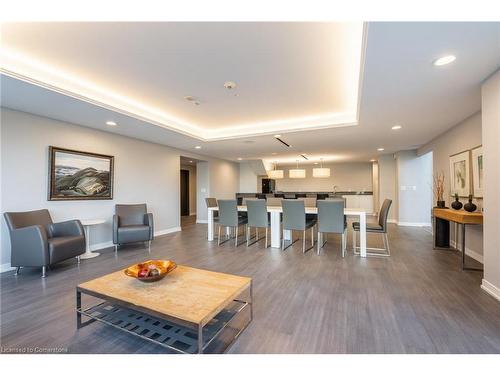 404-1940 Ironstone Drive, Burlington, ON - Indoor Photo Showing Living Room