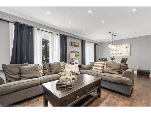 65 Memorial Avenue, Stoney Creek, ON - Indoor Photo Showing Living Room