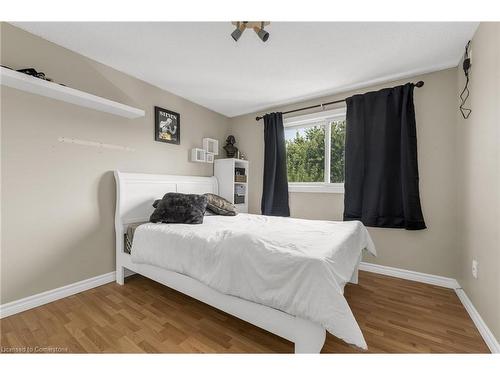 65 Memorial Avenue, Stoney Creek, ON - Indoor Photo Showing Bedroom