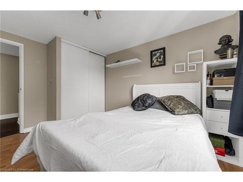 65 Memorial Avenue, Stoney Creek, ON - Indoor Photo Showing Bedroom