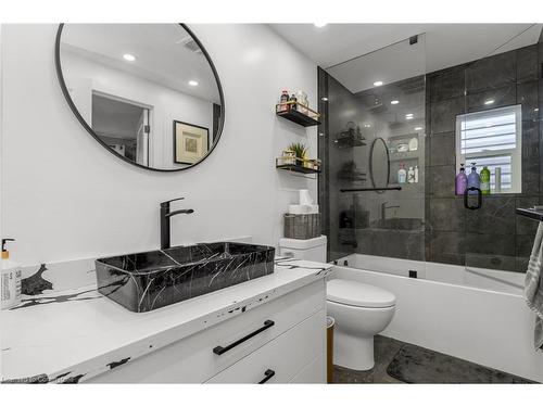 65 Memorial Avenue, Stoney Creek, ON - Indoor Photo Showing Bathroom