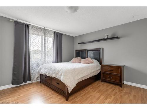 65 Memorial Avenue, Stoney Creek, ON - Indoor Photo Showing Bedroom