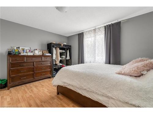 65 Memorial Avenue, Stoney Creek, ON - Indoor Photo Showing Bedroom