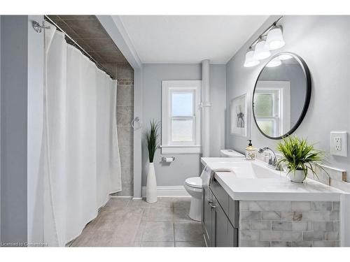 2 Francis Street, Cambridge, ON - Indoor Photo Showing Bathroom