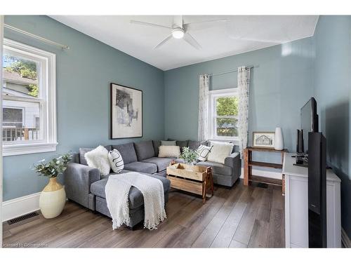 2 Francis Street, Cambridge, ON - Indoor Photo Showing Living Room