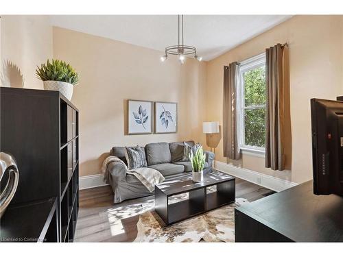 2 Francis Street, Cambridge, ON - Indoor Photo Showing Living Room