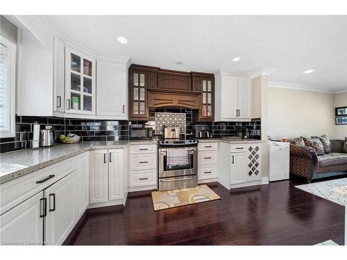 118 Barons Avenue N, Hamilton, ON - Indoor Photo Showing Kitchen