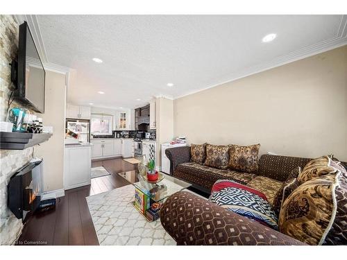 118 Barons Avenue N, Hamilton, ON - Indoor Photo Showing Living Room