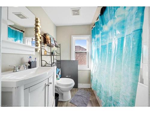 118 Barons Avenue N, Hamilton, ON - Indoor Photo Showing Bathroom