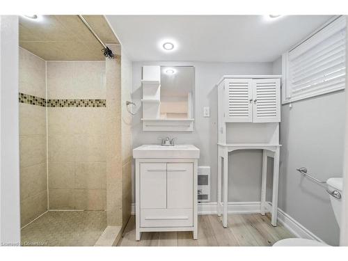 118 Barons Avenue N, Hamilton, ON - Indoor Photo Showing Bathroom