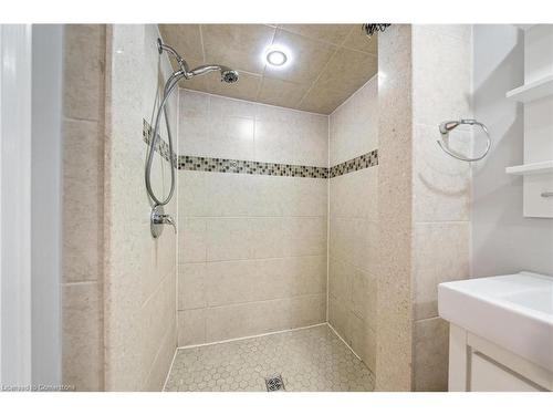 118 Barons Avenue N, Hamilton, ON - Indoor Photo Showing Bathroom