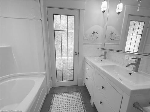 17 Lowell Avenue, St. Catharines, ON - Indoor Photo Showing Bathroom