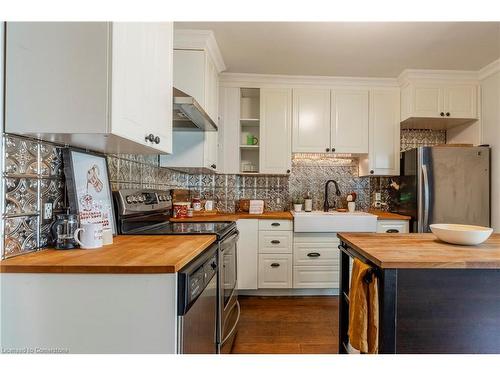 195 Rosslyn Avenue N, Hamilton, ON - Indoor Photo Showing Kitchen