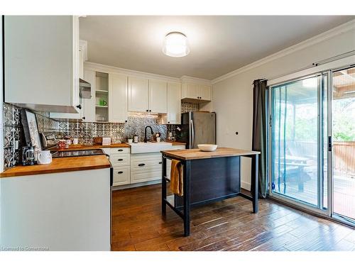 195 Rosslyn Avenue N, Hamilton, ON - Indoor Photo Showing Kitchen