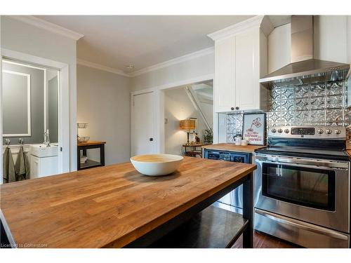 195 Rosslyn Avenue N, Hamilton, ON - Indoor Photo Showing Kitchen