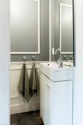 195 Rosslyn Avenue N, Hamilton, ON - Indoor Photo Showing Bathroom