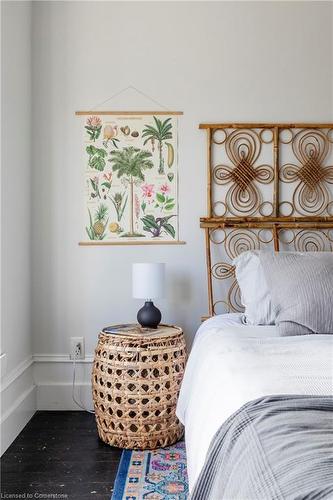 195 Rosslyn Avenue N, Hamilton, ON - Indoor Photo Showing Bedroom