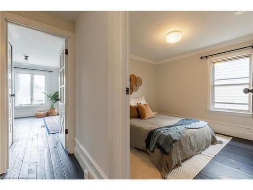 195 Rosslyn Avenue N, Hamilton, ON - Indoor Photo Showing Bedroom