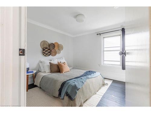 195 Rosslyn Avenue N, Hamilton, ON - Indoor Photo Showing Bedroom