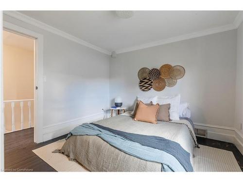 195 Rosslyn Avenue N, Hamilton, ON - Indoor Photo Showing Bedroom