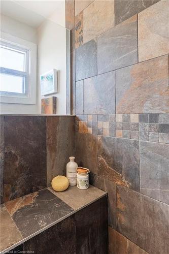 195 Rosslyn Avenue N, Hamilton, ON - Indoor Photo Showing Bathroom