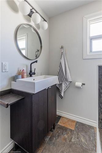 195 Rosslyn Avenue N, Hamilton, ON - Indoor Photo Showing Bathroom