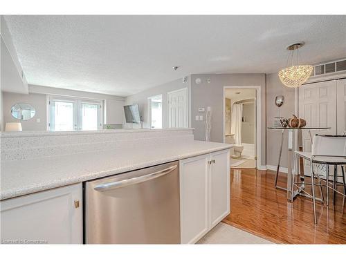 310-2010 Cleaver Avenue, Burlington, ON - Indoor Photo Showing Kitchen