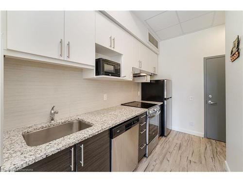 108-77 Leland Street, Hamilton, ON - Indoor Photo Showing Kitchen