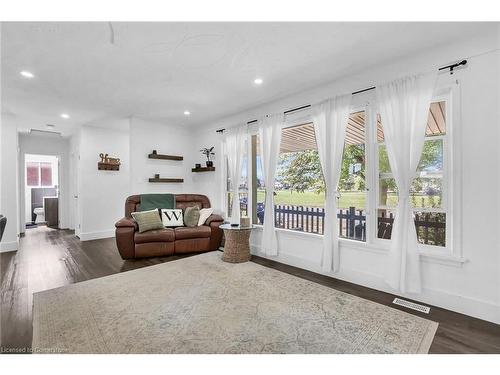 44 Golden Boulevard E, Welland, ON - Indoor Photo Showing Living Room