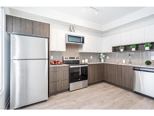 39-1095 Cooke Boulevard, Burlington, ON - Indoor Photo Showing Kitchen With Stainless Steel Kitchen With Upgraded Kitchen