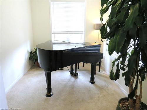 90 Larry Crescent, Caledonia, ON - Indoor Photo Showing Other Room