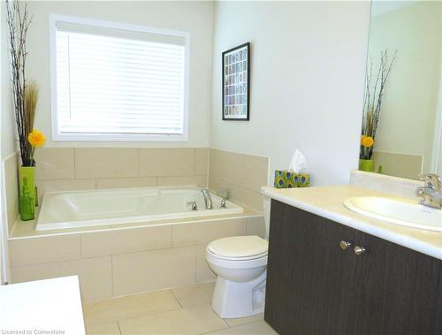 90 Larry Crescent, Caledonia, ON - Indoor Photo Showing Bathroom