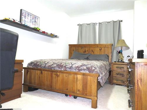 90 Larry Crescent, Caledonia, ON - Indoor Photo Showing Bedroom