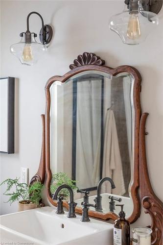 418 Macnab Street N, Hamilton, ON - Indoor Photo Showing Bathroom