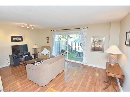 63-880 Limeridge Road E, Hamilton, ON - Indoor Photo Showing Living Room