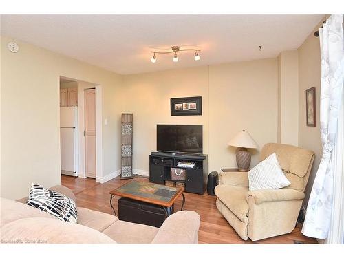 63-880 Limeridge Road E, Hamilton, ON - Indoor Photo Showing Living Room