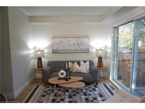 23-2015 Cleaver Avenue, Burlington, ON - Indoor Photo Showing Living Room