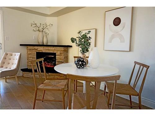 23-2015 Cleaver Avenue, Burlington, ON - Indoor Photo Showing Dining Room