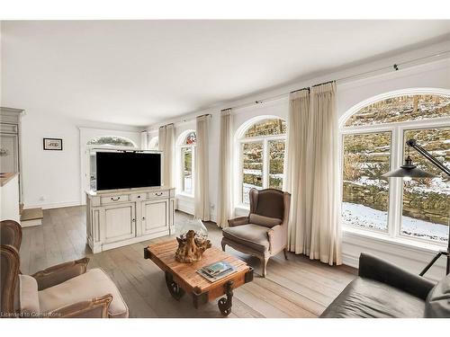 129 Main Street W, Grimsby, ON - Indoor Photo Showing Living Room