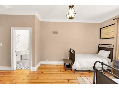 129 Main Street W, Grimsby, ON - Indoor Photo Showing Bedroom