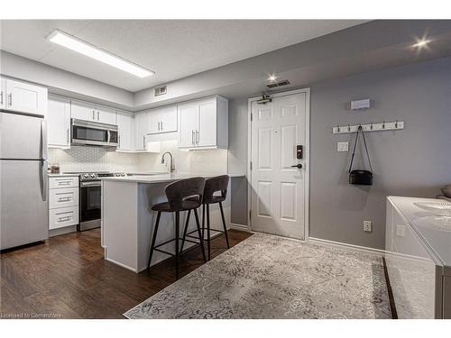 103-2010 Cleaver Avenue, Burlington, ON - Indoor Photo Showing Kitchen