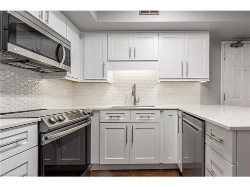 103-2010 Cleaver Avenue, Burlington, ON - Indoor Photo Showing Kitchen With Upgraded Kitchen