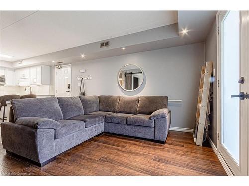 103-2010 Cleaver Avenue, Burlington, ON - Indoor Photo Showing Living Room